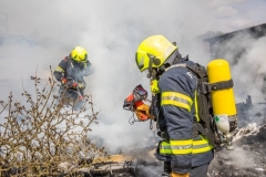 Feuerwehrmann mit Wärmebildkamer